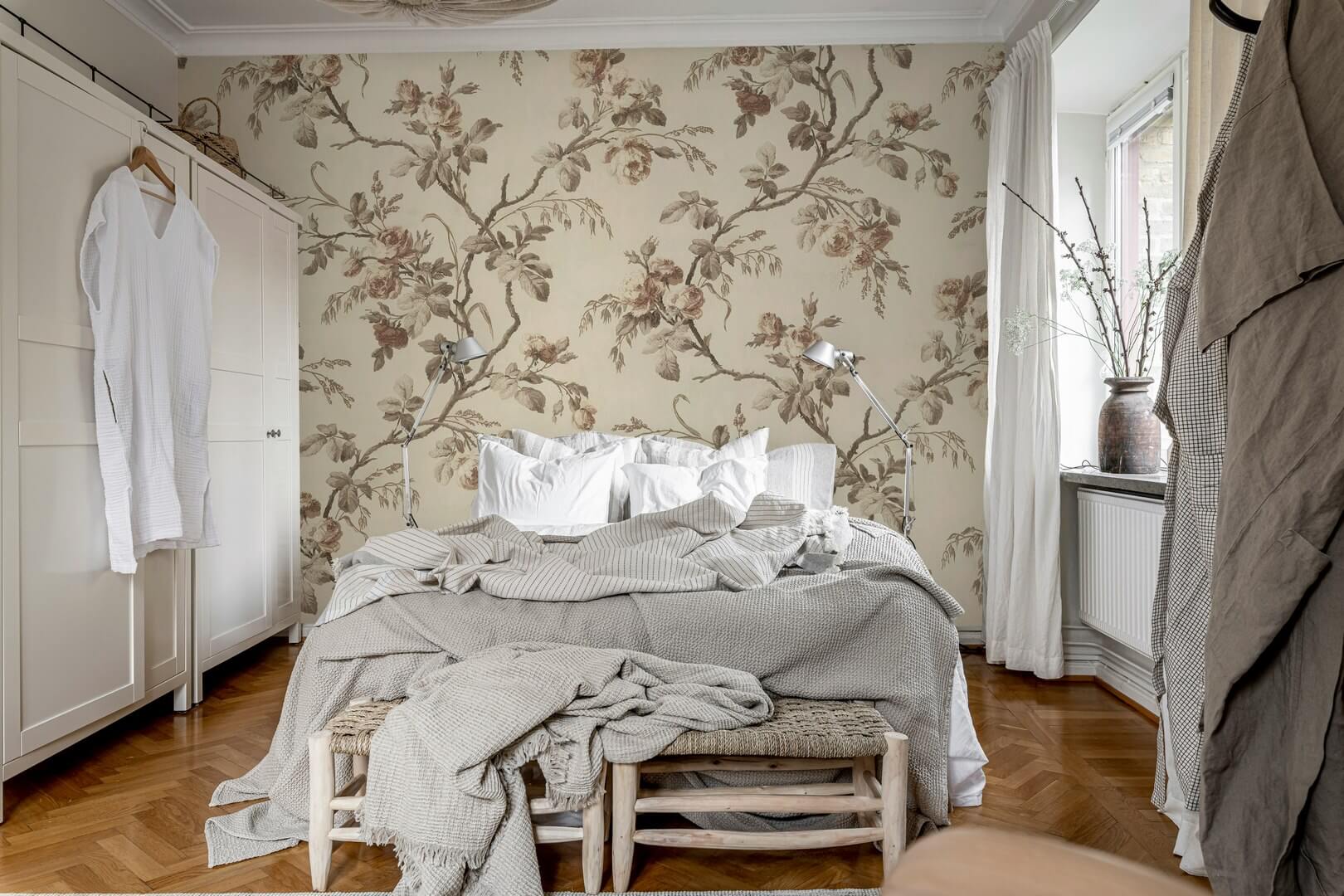 Fototapeta pnącza róż Rebel Walls R21172 Rose Garland Beige Hot Pops