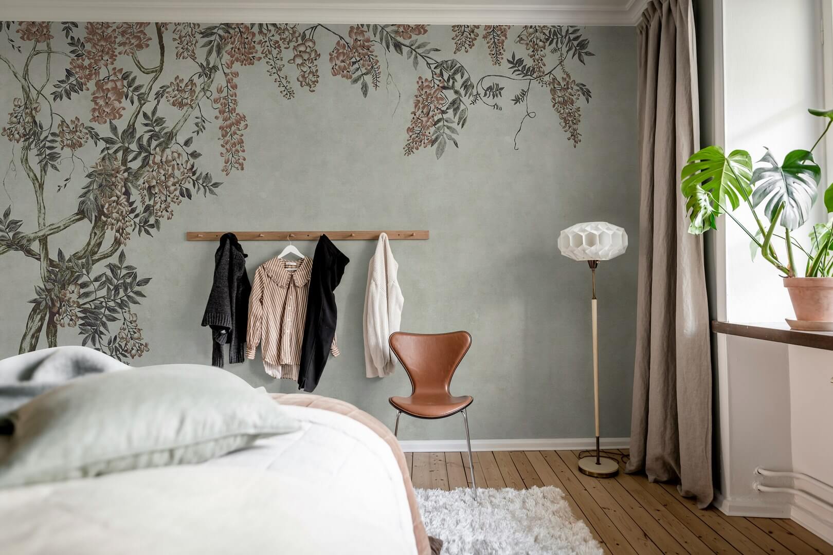 Fototapeta pnącza wisterii Rebel Walls R21379 Wisteria Garden Gray Hot Pops
