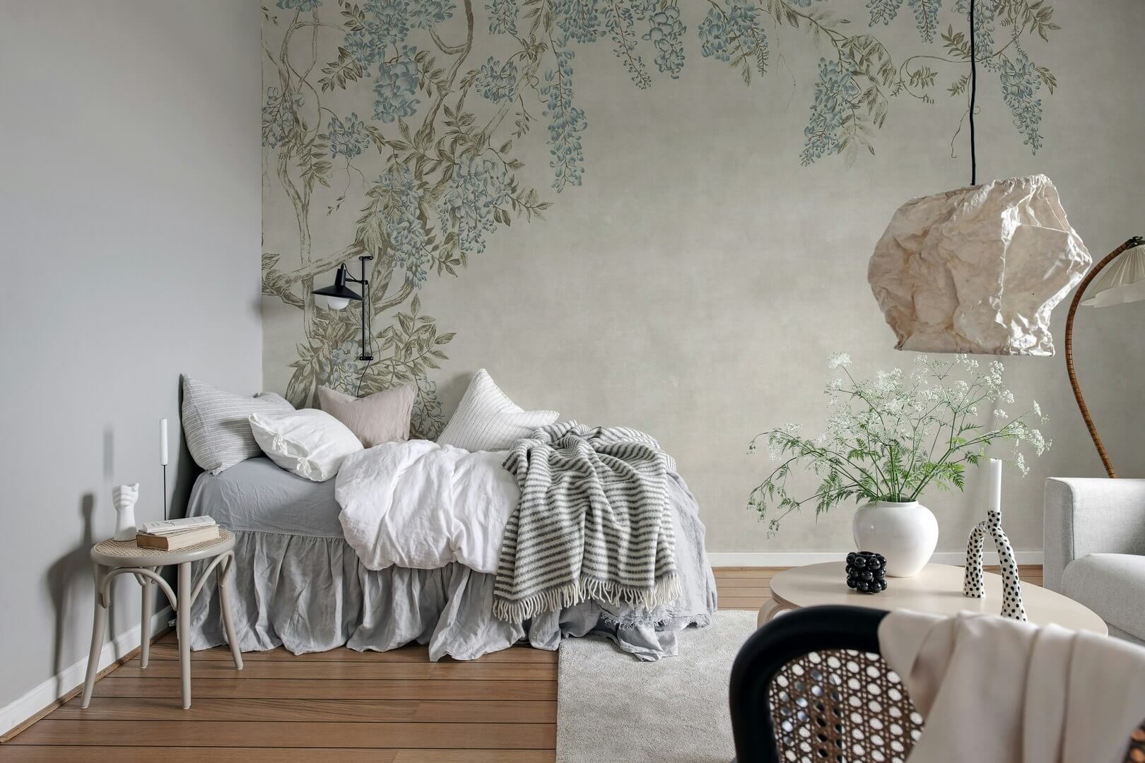 Fototapeta pnącza wisterii Rebel Walls R21380 Wisteria Garden Light Blue Hot Pops