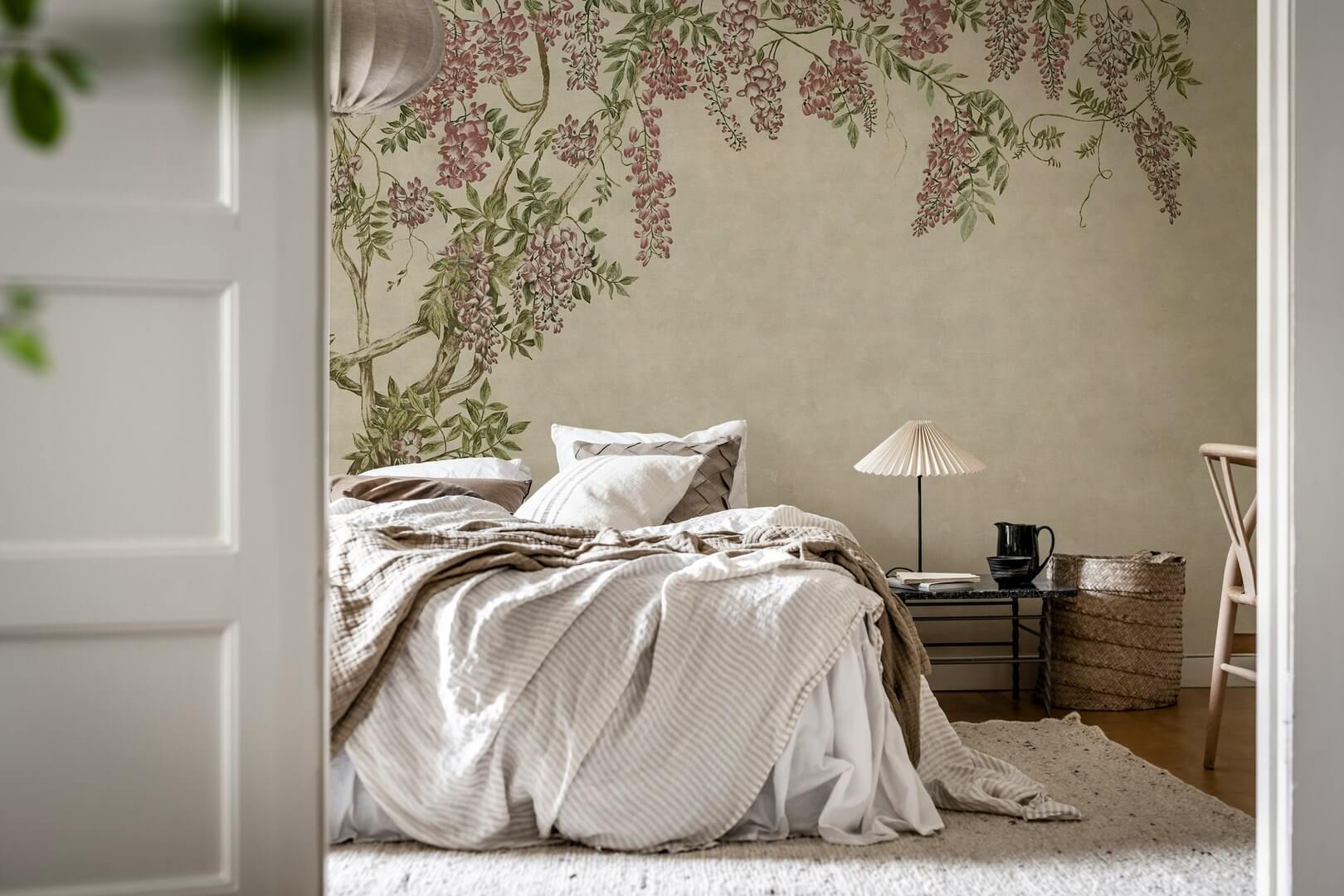 Fototapeta pnącza wisterii Rebel Walls R21381 Wisteria Garden Beige Hot Pops