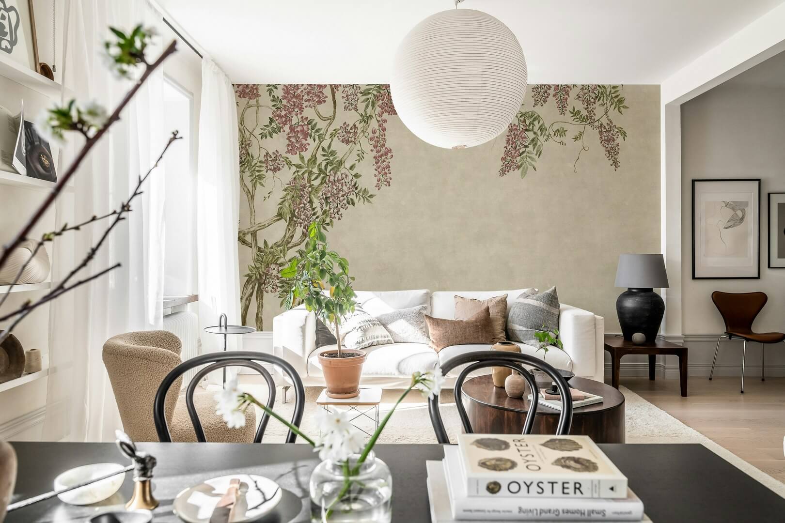 Fototapeta pnącza wisterii Rebel Walls R21381 Wisteria Garden Beige Hot Pops