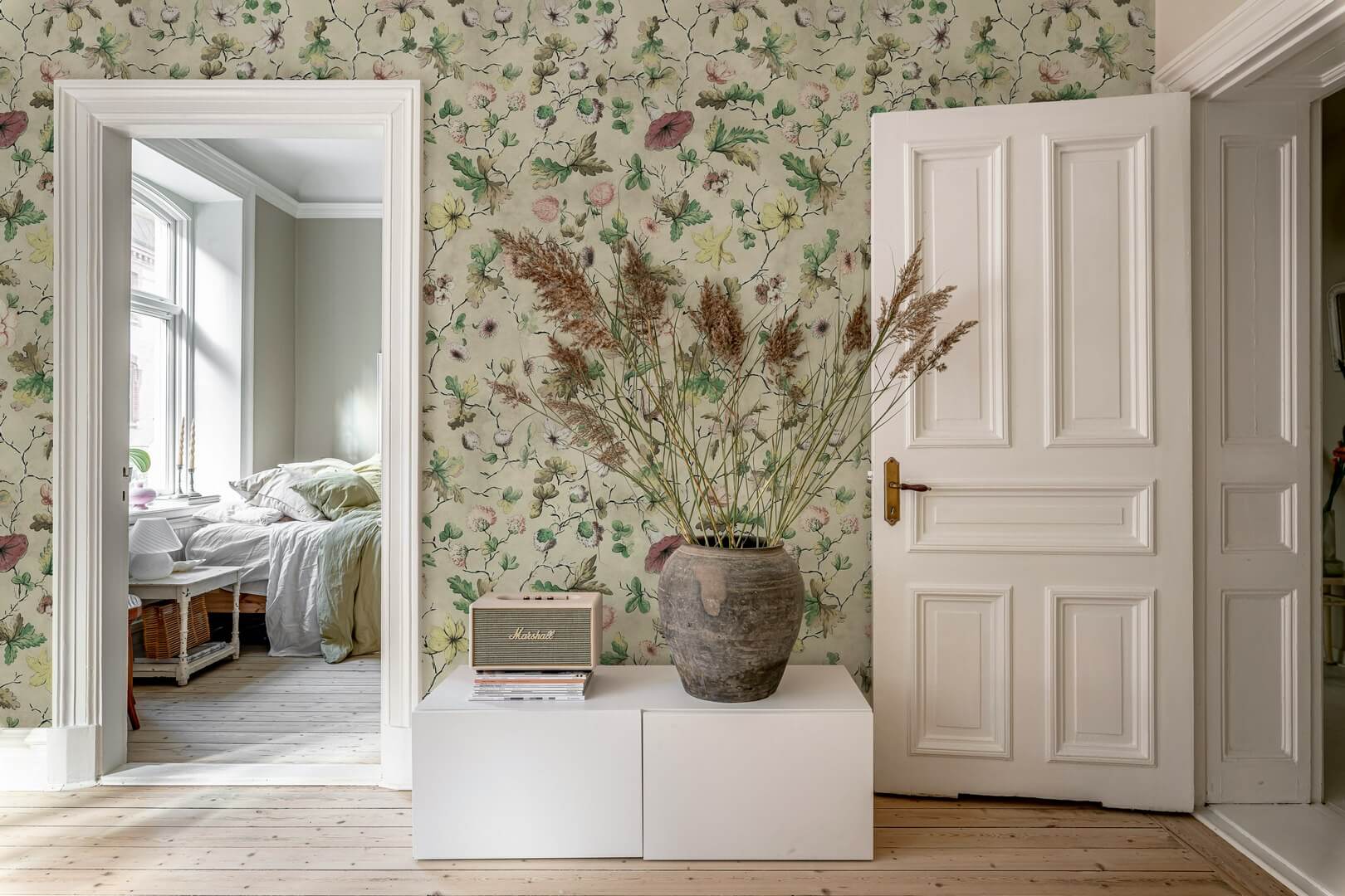 Fototapeta botaniczna vintage Rebel Walls R21427 Verdant Bloom Beige Hot Pops