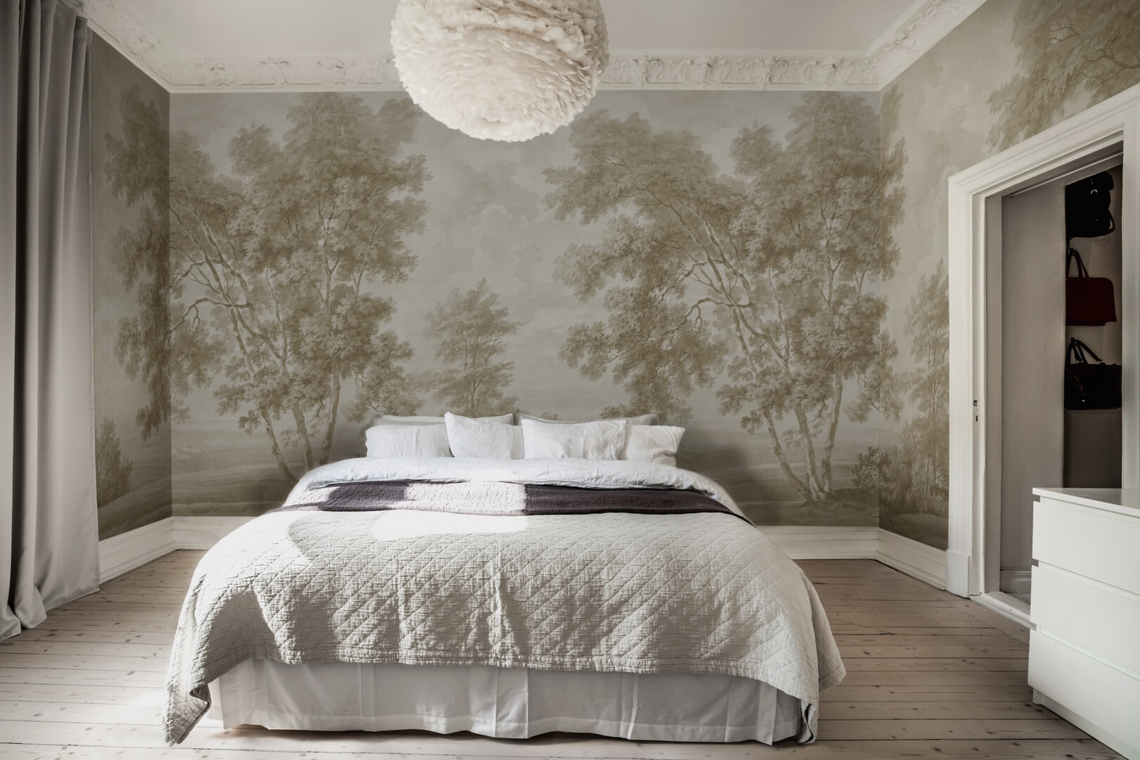 Fototapeta drzewa Rebel Walls R21540 Tree on the Hill Beige Hot Pops