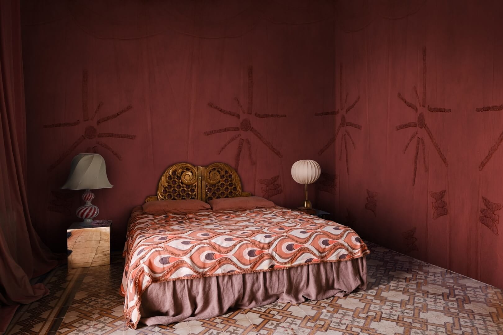 Fototapeta przypominająca delikatny haft Rebel Walls R21290 Silenzio Velvet Marie Olsson Nylander