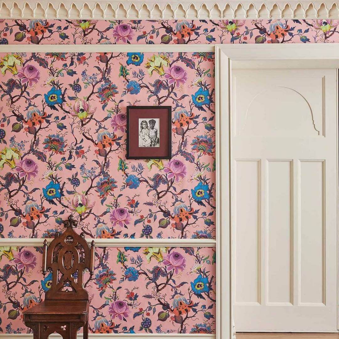 Tapeta kwiatowa w stylu jakobińskim House of Hackney Artemis Amaranth Pink
