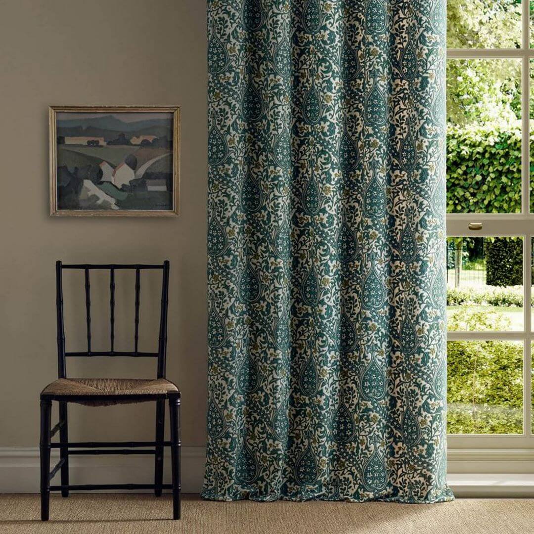 Tkanina haftowana w stylu orientalnym Morris & Co. X The Huntington Persian Tulip Embroidery 237680 The Unfinished Works Handcrafted