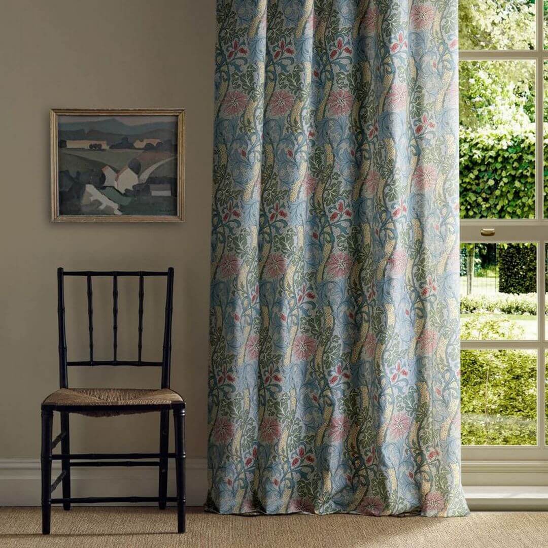 Tkanina w kwiatowy wzór z liśćmi i pnączami Morris & Co. X The Huntington Cornflower 227355 The Unfinished Works Fabrics
