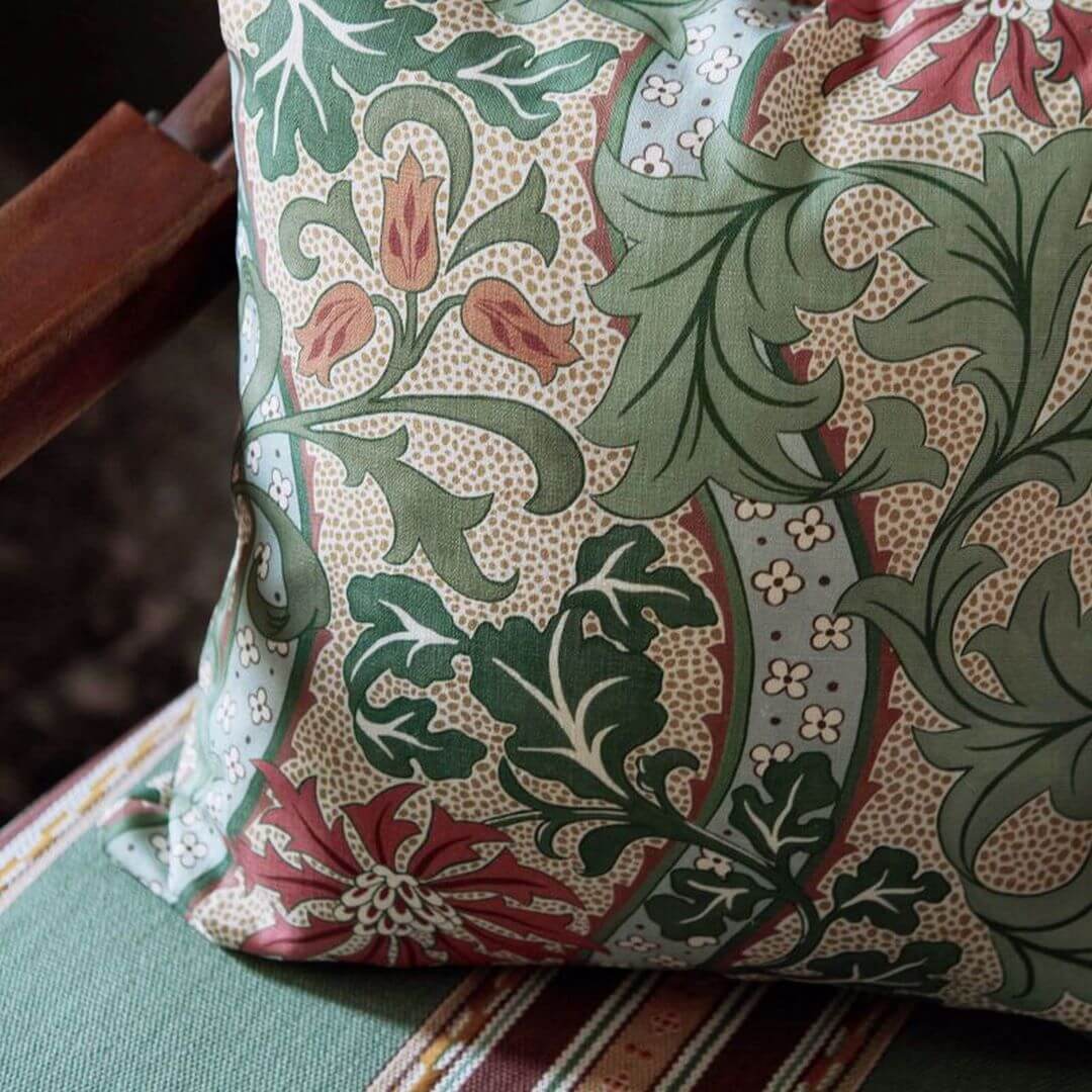 Tkanina w kwiatowy wzór z liśćmi i pnączami Morris & Co. X The Huntington Cornflower 227356 The Unfinished Works Fabrics