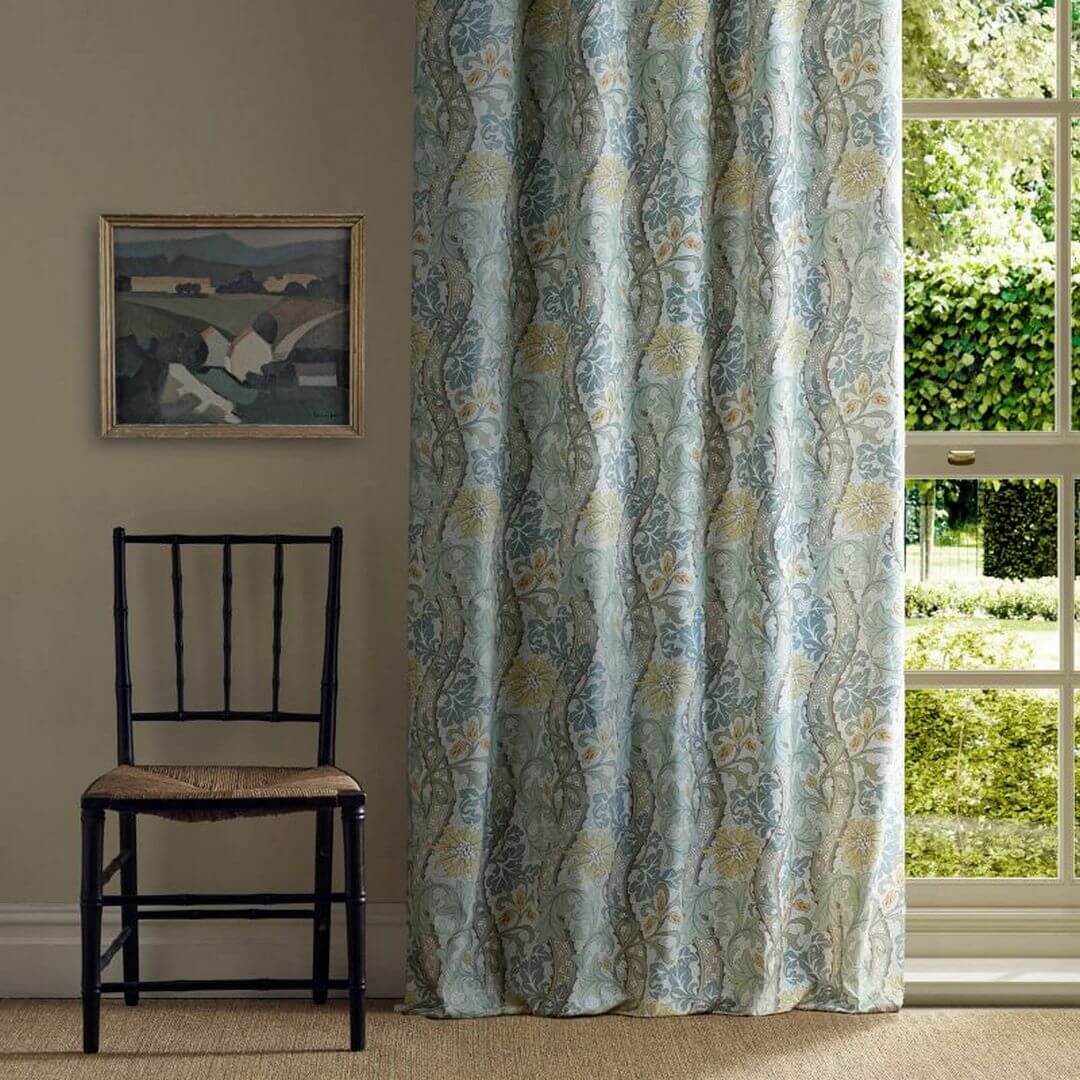 Tkanina w kwiatowy wzór z liśćmi i pnączami Morris & Co. X The Huntington Cornflower 227357 The Unfinished Works Fabrics