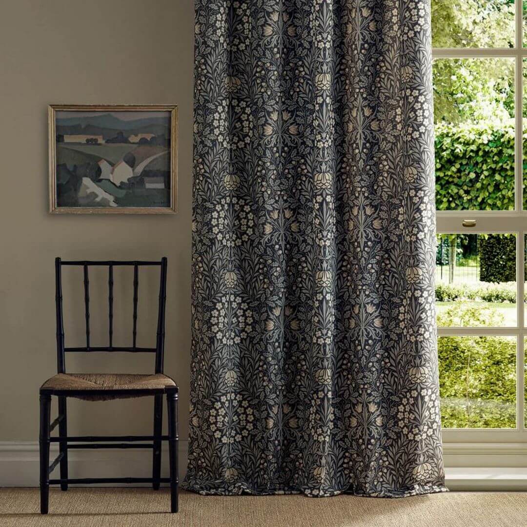 Tkanina w motyw roślinny Morris & Co. X The Huntington Daisy & Oak 227369 The Unfinished Works Fabrics