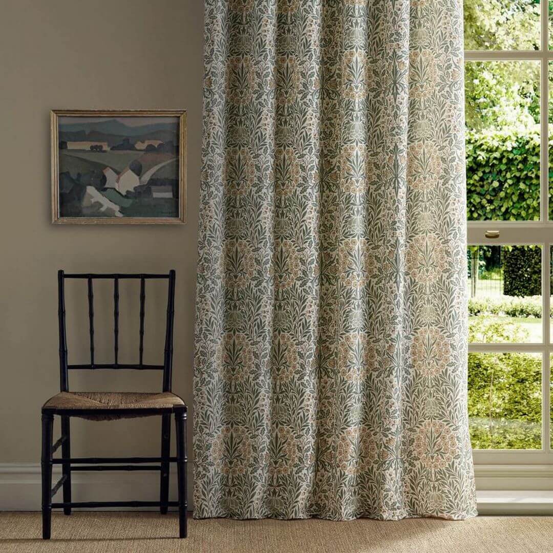 Tkanina w motyw roślinny Morris & Co. X The Huntington Daisy & Oak 227370 The Unfinished Works Fabrics