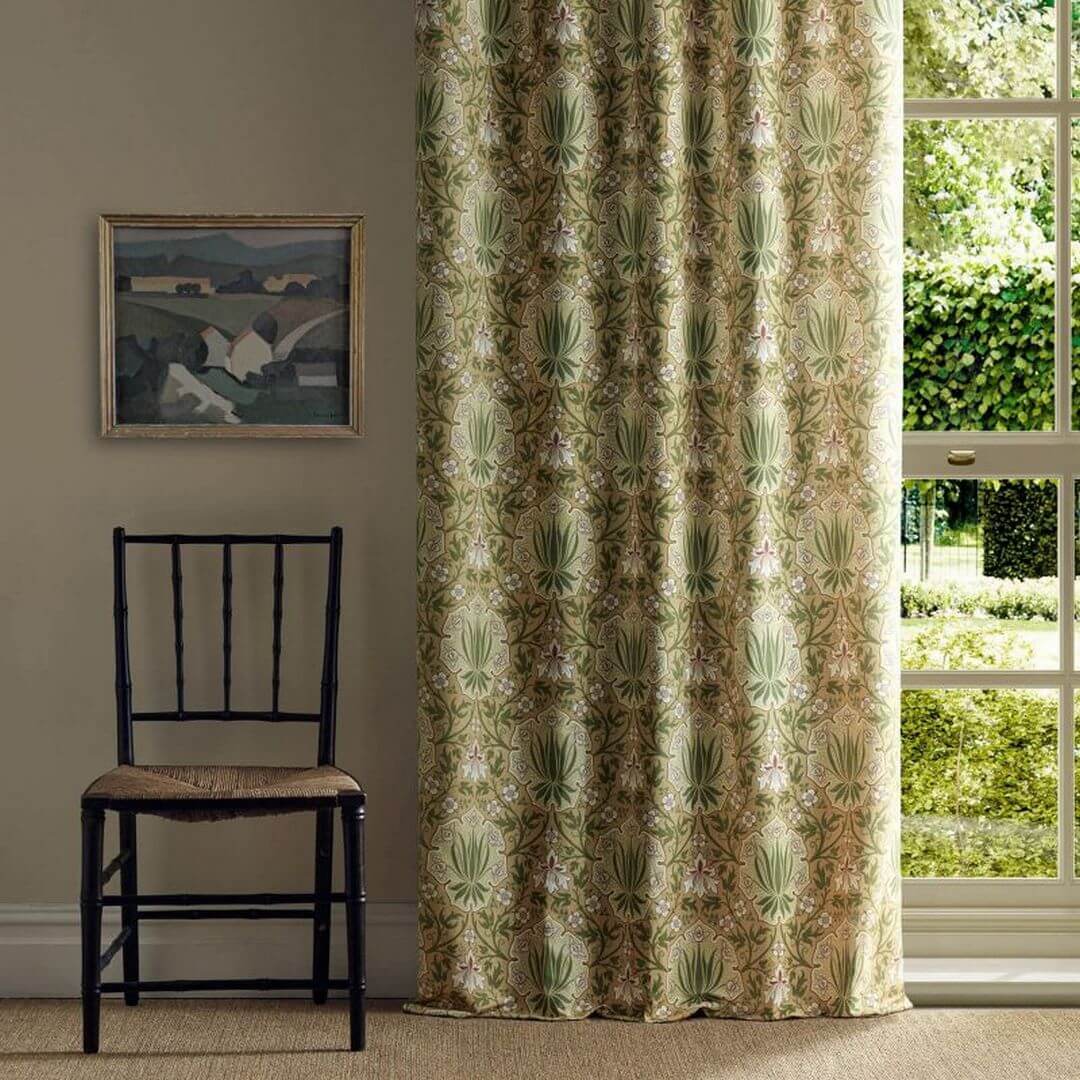 Tkanina dekoracyjna w kwiatowy wzór Morris & Co. X The Huntington Iris & Rose 227373 The Unfinished Works Fabrics