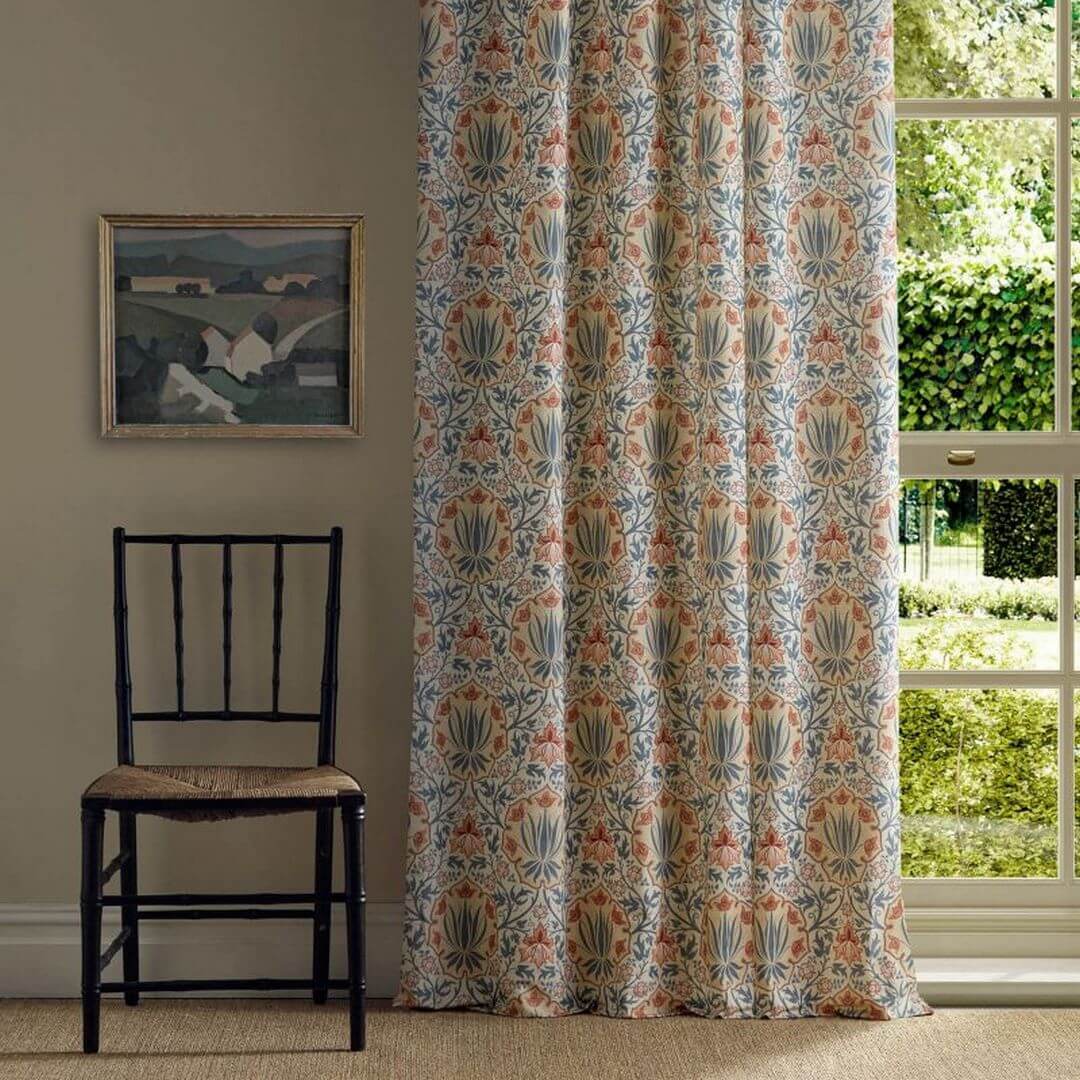 Tkanina dekoracyjna w kwiatowy wzór Morris & Co. X The Huntington Iris & Rose 227374 The Unfinished Works Fabrics