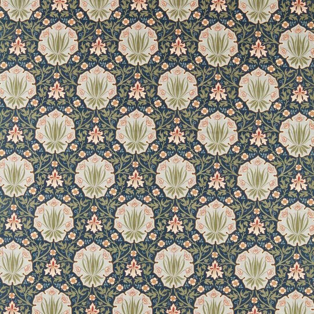 Tkanina dekoracyjna w kwiatowy wzór Morris & Co. X The Huntington Iris & Rose 227375 The Unfinished Works Fabrics
