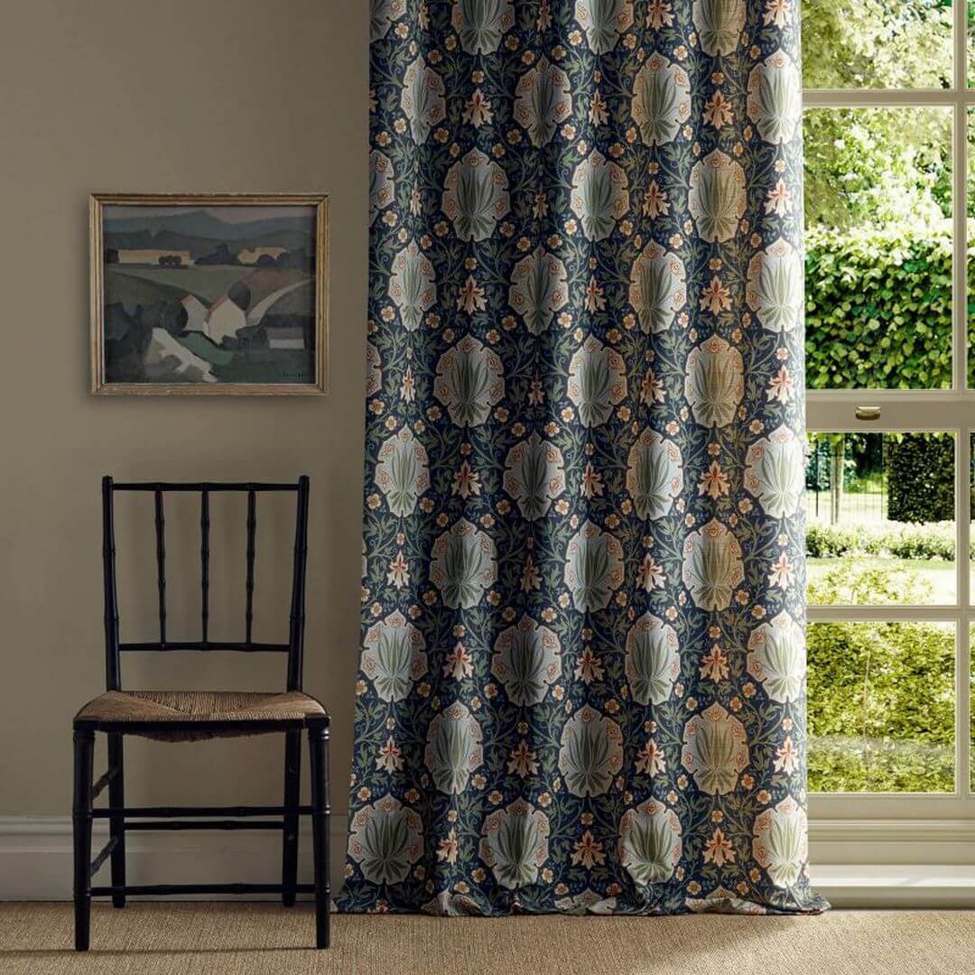 Tkanina dekoracyjna w kwiatowy wzór Morris & Co. X The Huntington Iris & Rose 227375 The Unfinished Works Fabrics
