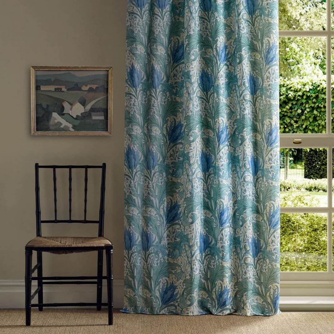 Tkanina lniana w tulipany i liście akantu Morris & Co. X The Huntington Lent Lily 227380 The Unfinished Works Fabrics