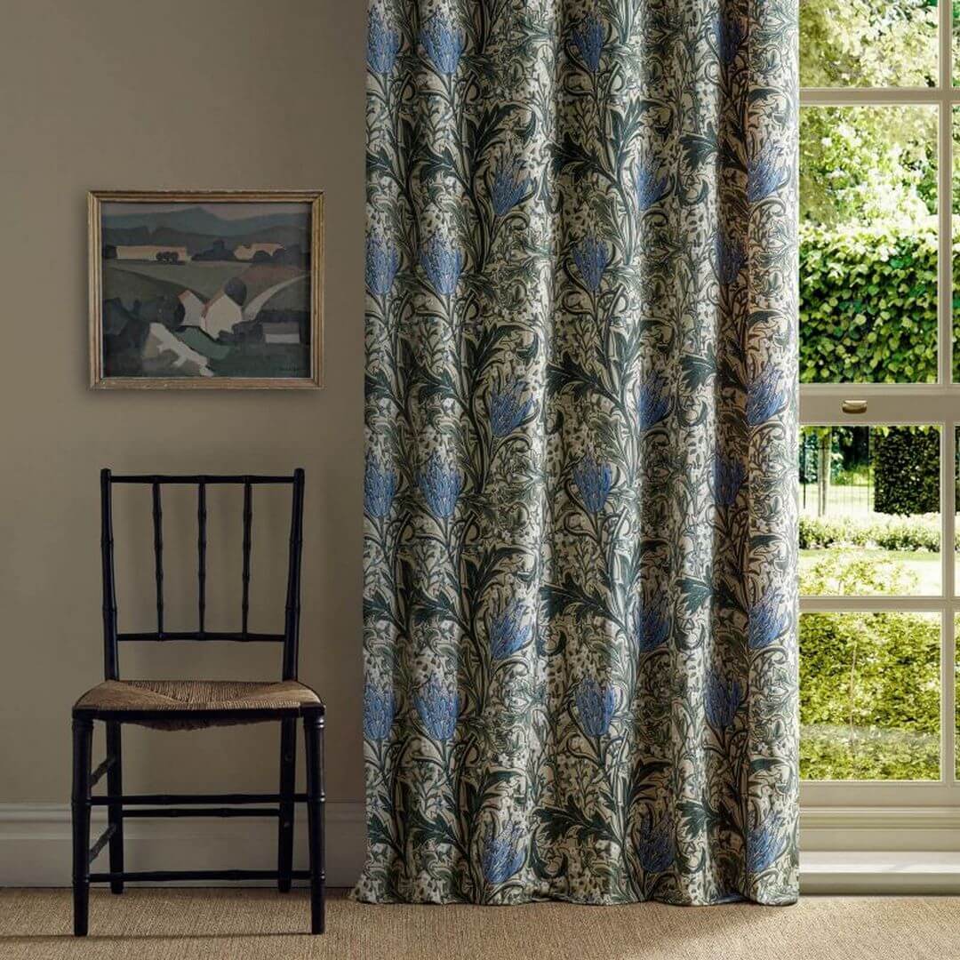 Tkanina haftowana w tulipany i liście akantu Morris & Co. X The Huntington Lent Lily Embroidery 237662 The Unfinished Works Fabrics