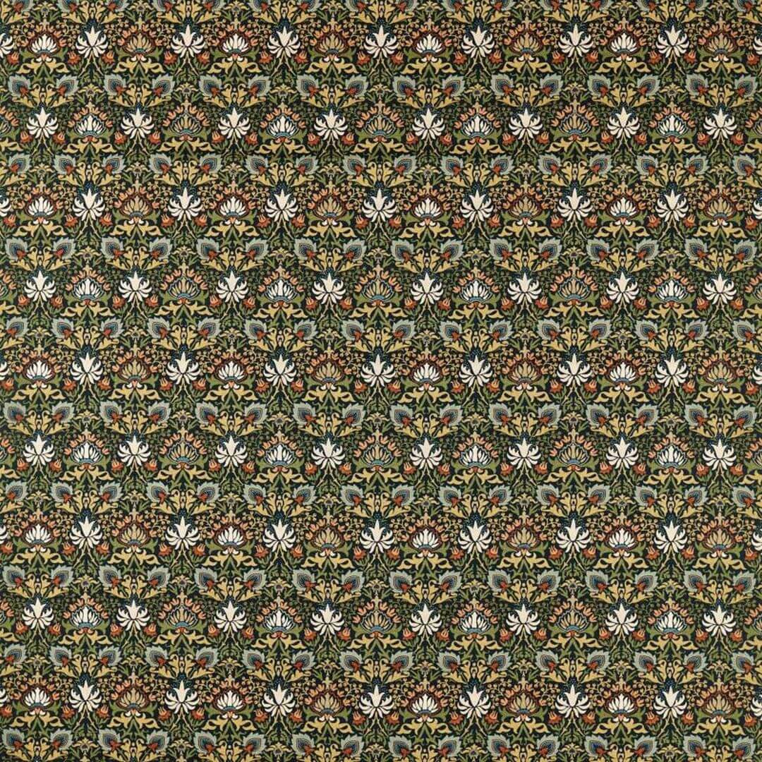 Tkanina dekoracyjna z kwiatowym wzorem Morris & Co. X The Huntington Meda Iris 227367 The Unfinished Works Fabrics
