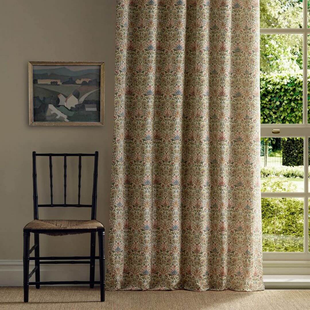 Tkanina dekoracyjna z kwiatowym wzorem Morris & Co. X The Huntington Meda Iris 227368 The Unfinished Works Fabrics