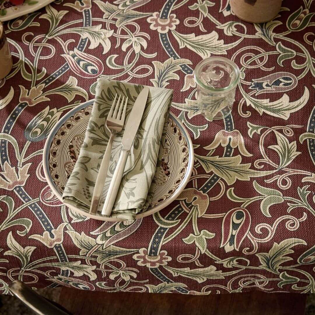 Tkanina w ornament florystyczny Morris & Co. X The Huntington Scrolling Tulip 227362 The Unfinished Works Fabrics
