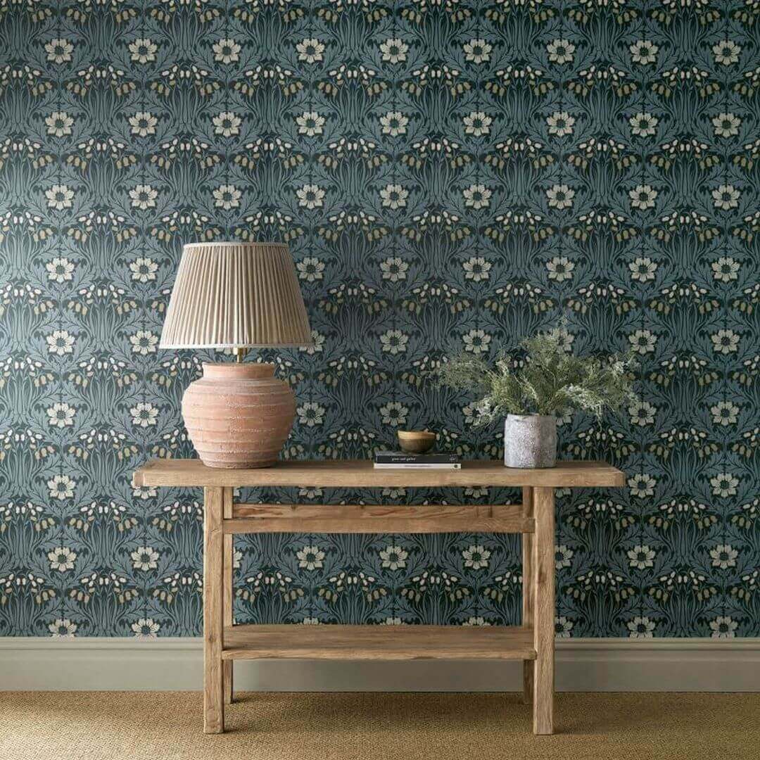 Tapeta roślinna z dzwonkami i zawilcami Morris & Co. x The Huntington Woodbell & Anemone 217574 The Unfinished Works
