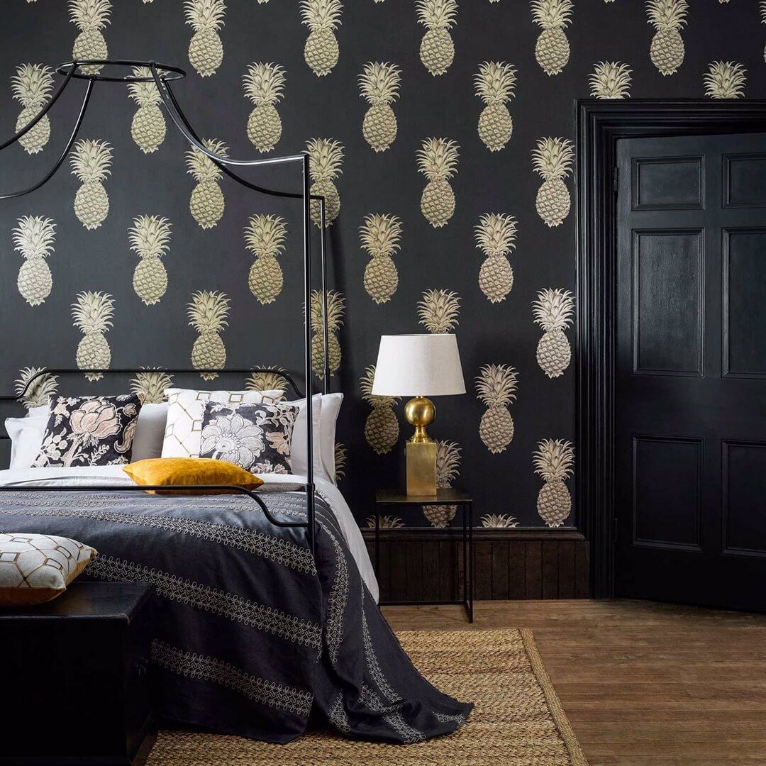 Tapeta złote ananasy Sanderson 216326 Pineapple Royale Curios