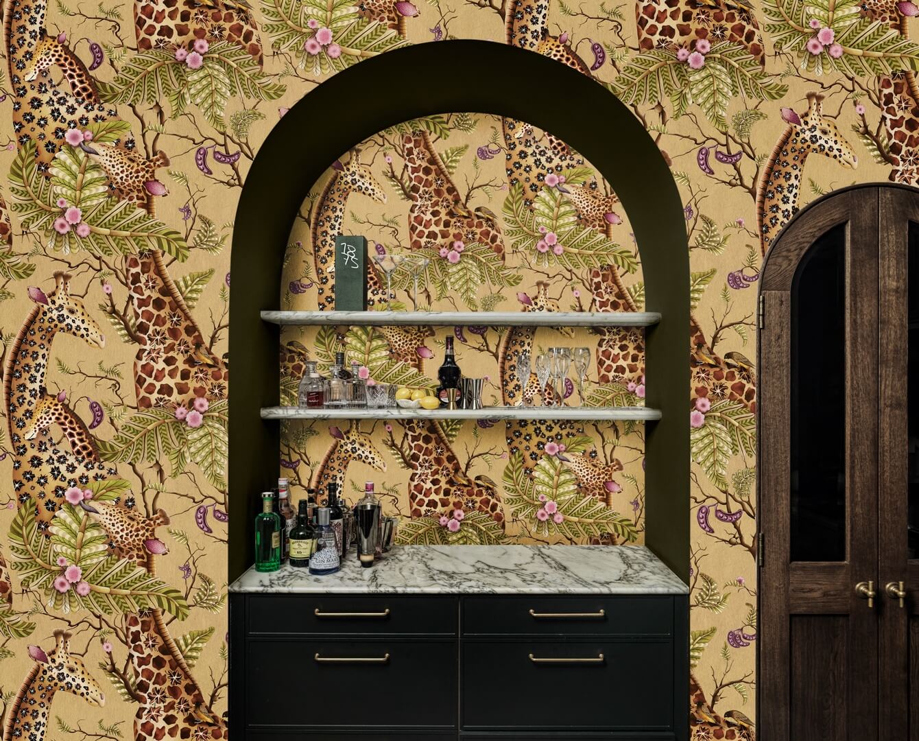 Tapeta królewskie żyrafy w złocie Cole & Son x Ardmore Royal Giraffe Gilded 129/3010 Baobab