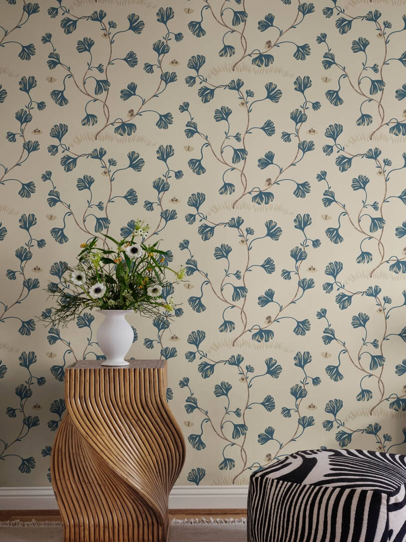 Tapeta liście Ginkgo Sandberg S10618 Ebba Blue Familjen
