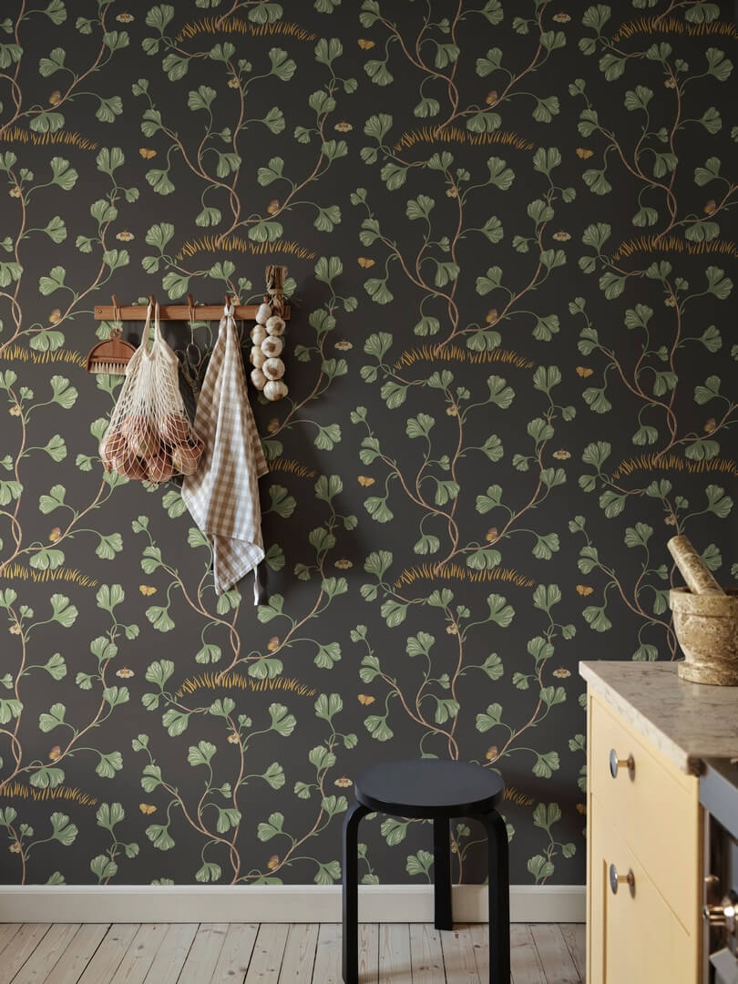 Tapeta liście Ginkgo Sandberg S10619 Ebba Charcoal Familjen