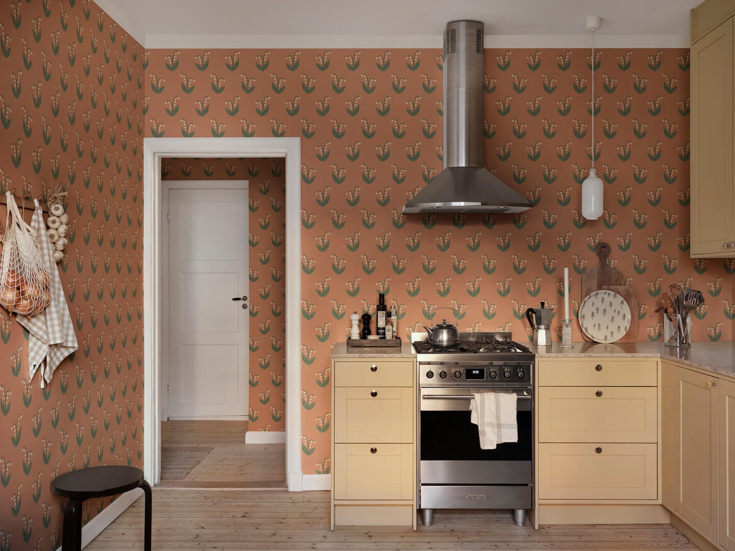 Tapeta kwiaty konwalii Sandberg S10636 Lilly Terracotta Familjen