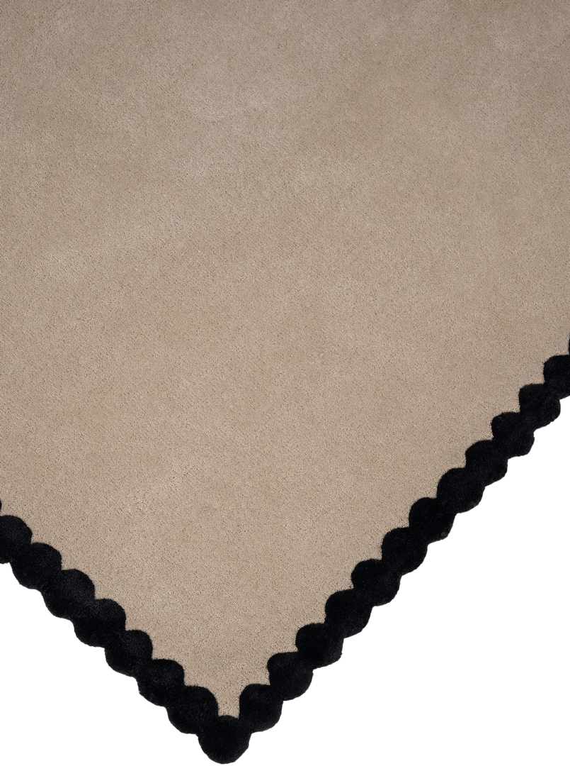 Dywan beżowy z czarnym obramowaniem Carpets & More X Magda Fornal 5010 LAILA BEIGE BLACK Classics