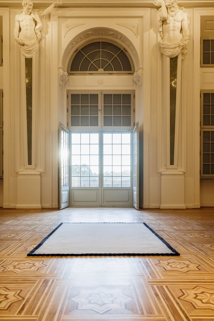 Dywan beżowy z czarnym obramowaniem Carpets & More X Magda Fornal 5010 LAILA BEIGE BLACK Classics