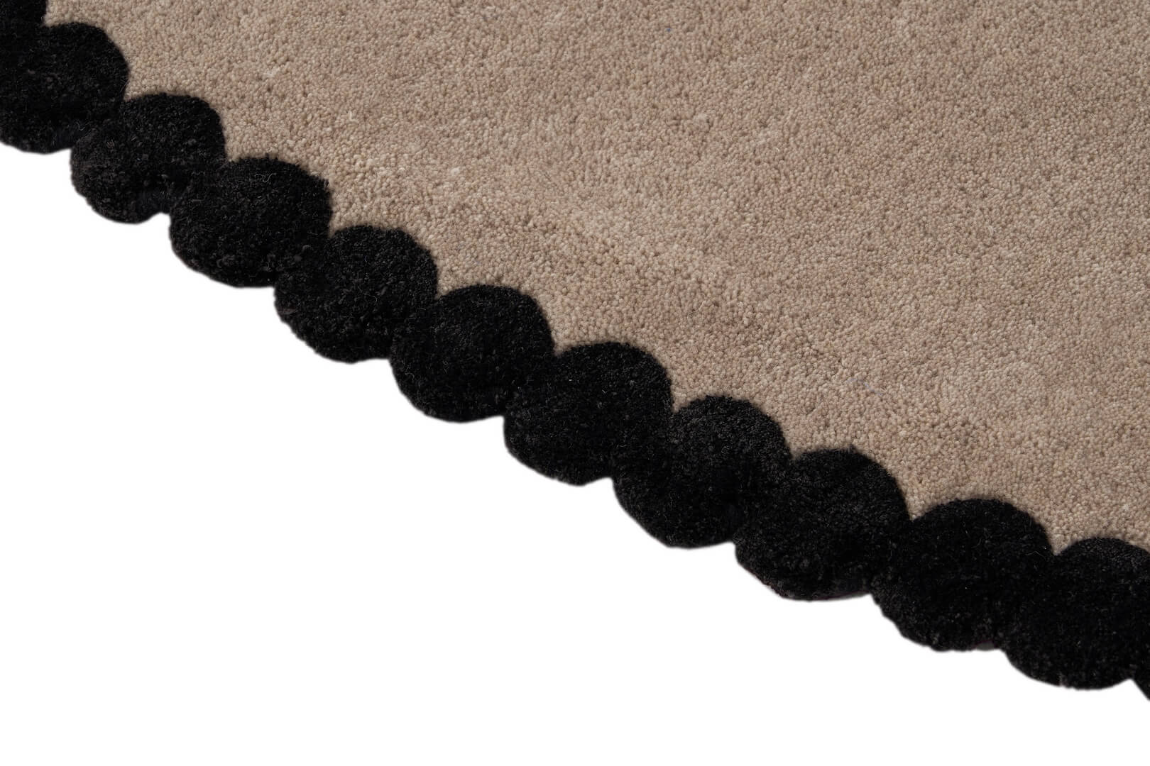 Dywan okrągły beżowy z czarnym obramowaniem Carpets & More X Magda Fornal 5010 LAILA ROUND Classics