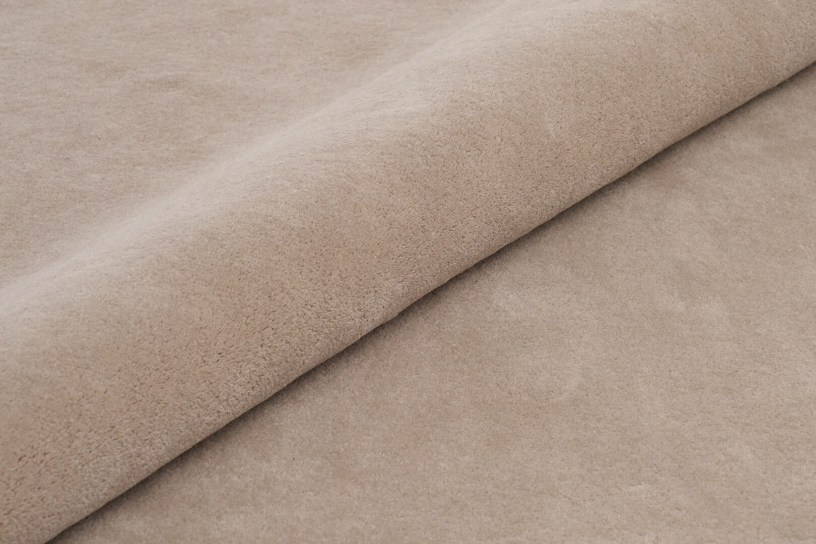 Dywan okrągły beżowy z czarnym obramowaniem Carpets & More X Magda Fornal 5010 LAILA ROUND Classics