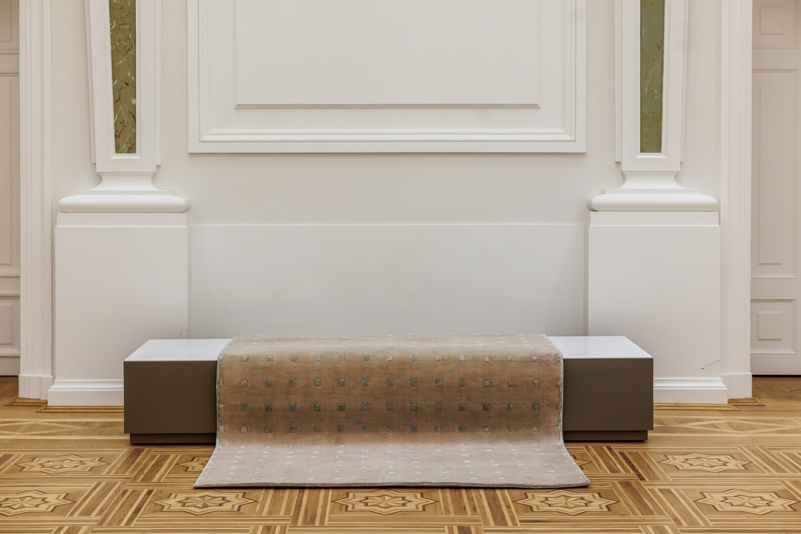 Dywan nowoczesny w kwadraty Carpets & More X Magda Fornal 5022 DELTA BEIGE MINT Classics
