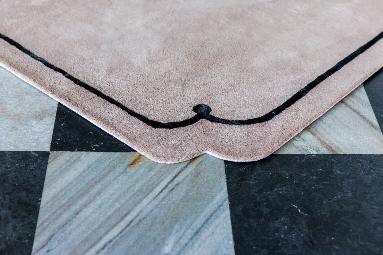 Dywan klasyczny Carpets & More X Magda Fornal 5024 COOKIE PINK BLACK Classics