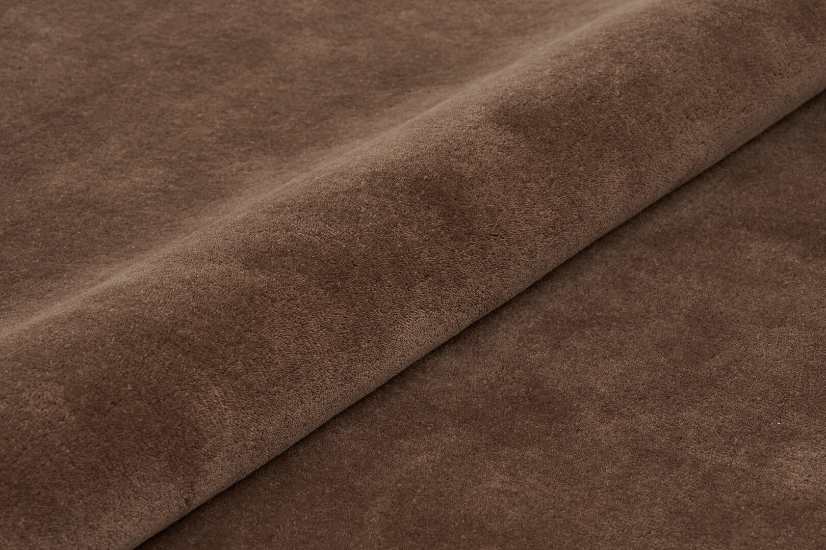 Dywan klasyczny wełniano-wiskozowy Carpets & More X Magda Fornal 5027 LINEA BROWN BLACK Classics