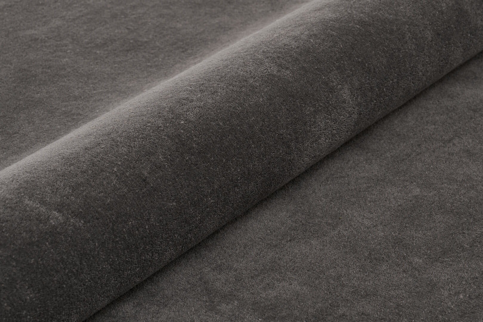 Dywan klasyczny wełniano-wiskozowy Carpets & More X Magda Fornal 5028 LINEA GRAPHITE DARK GREEN Classics