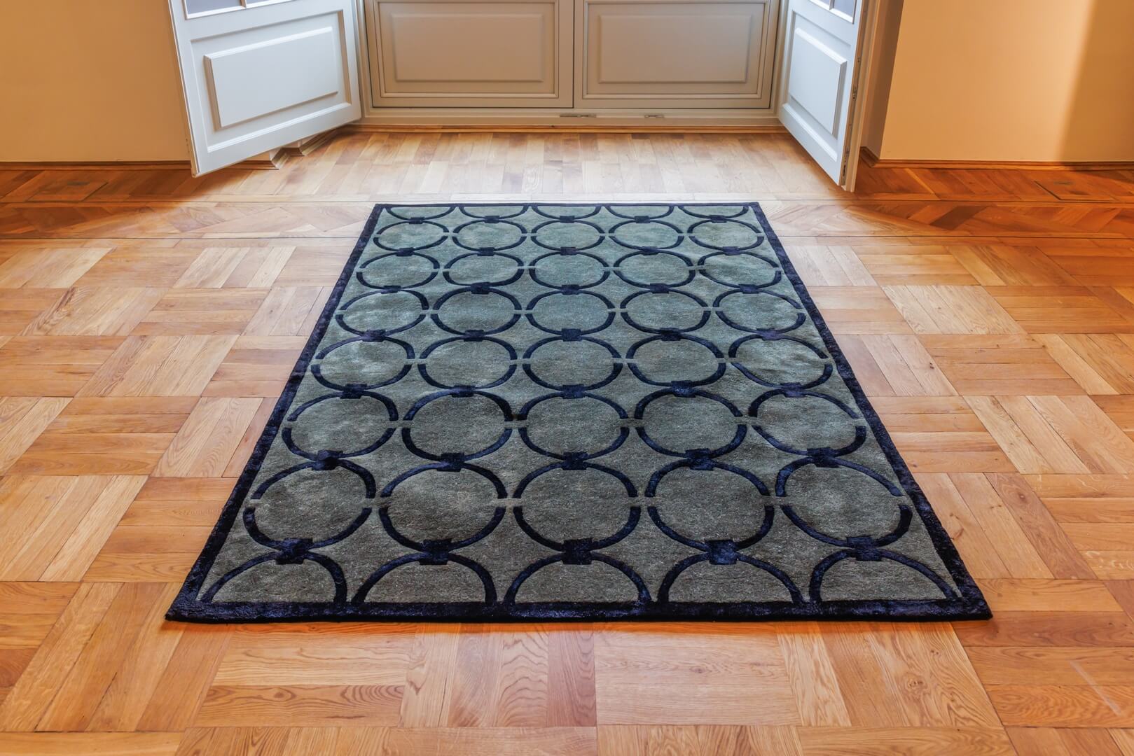 Dywan z geometrycznym wzorem Carpets & More X Magda Fornal 5038 GLAM DARK GREEN BLACK Classics