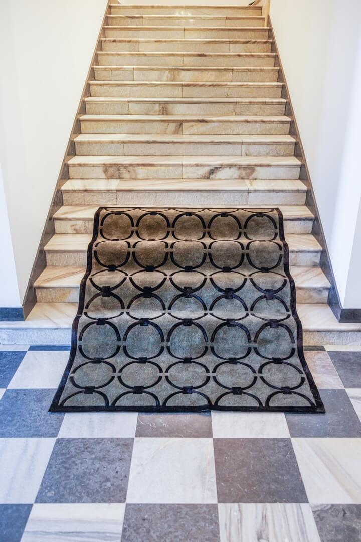 Dywan z geometrycznym wzorem Carpets & More X Magda Fornal 5038 GLAM DARK GREEN BLACK Classics