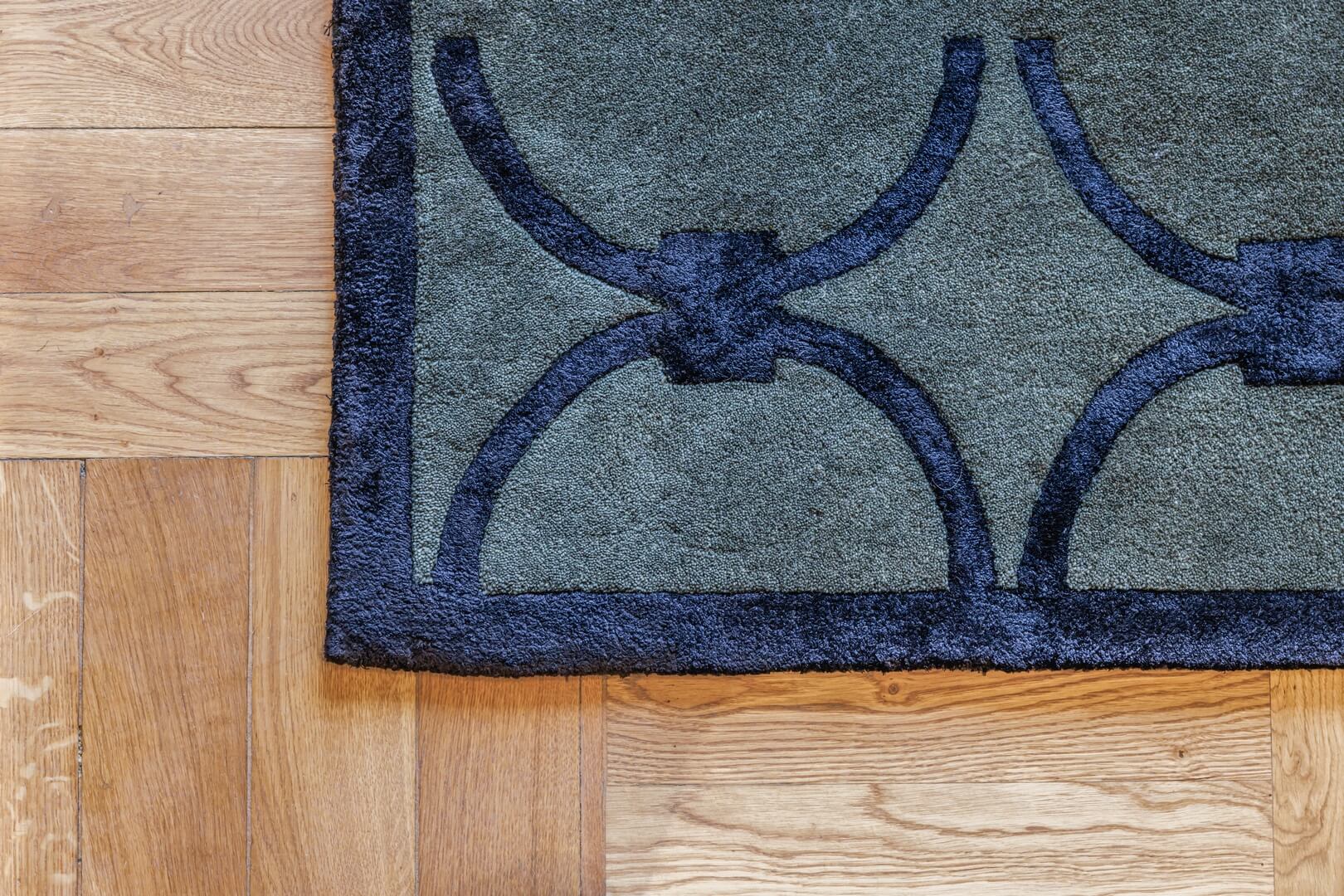 Dywan z geometrycznym wzorem Carpets & More X Magda Fornal 5038 GLAM DARK GREEN BLACK Classics