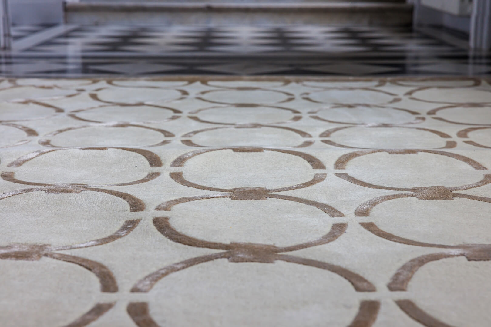 Dywan z geometrycznym wzorem Carpets & More X Magda Fornal 5040 GLAM CREAM BEIGE Classics