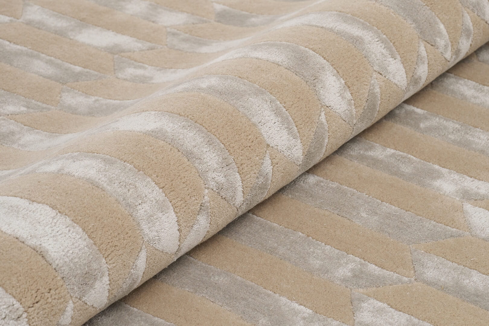 Dywan geometryczny Carpets & More X Magda Fornal 5045 NOBLE GREY BEIGE Classics