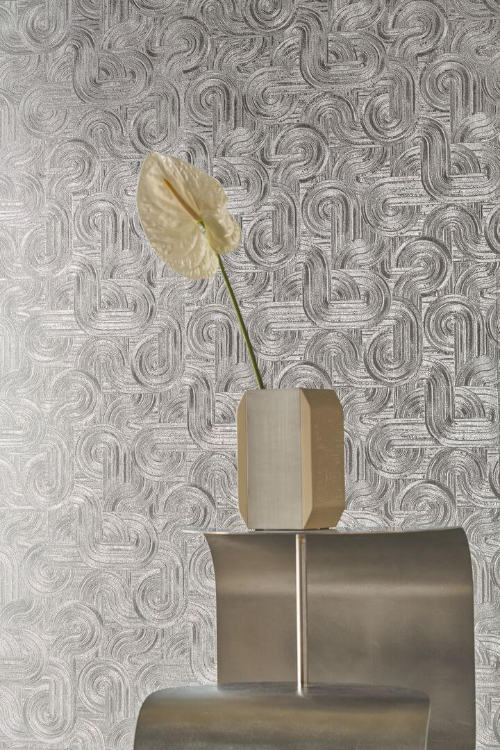 Tapeta zakrzywione linie na metalicznej folii srebrna Casamance 75101630 Dresden Ecrin