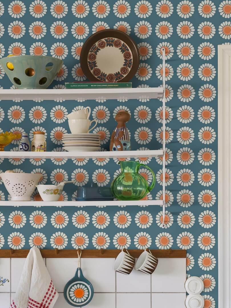 Tapeta stylizowane stokrotki Boras Tapeter 1381 Turi Gramstad Oliver Daisy Scandinavian Designers