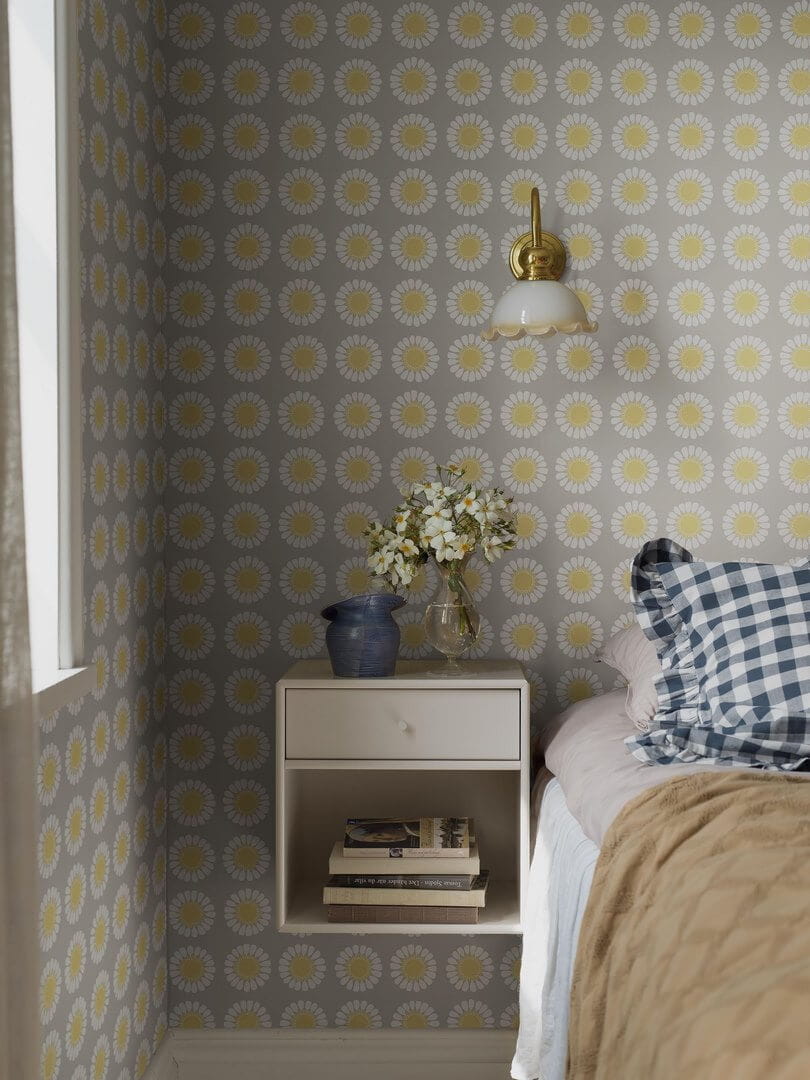 Tapeta stylizowane stokrotki Boras Tapeter 1382 Turi Gramstad Oliver Daisy Scandinavian Designers