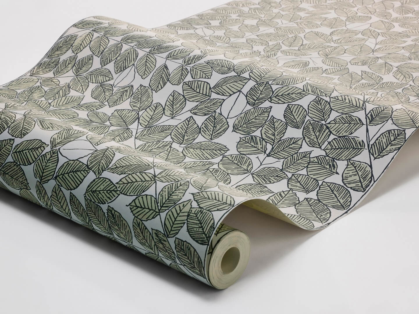 Tapeta graficzny wzór liści Boras Tapeter 1769 Viola Gråsten Romans Scandinavian Designers