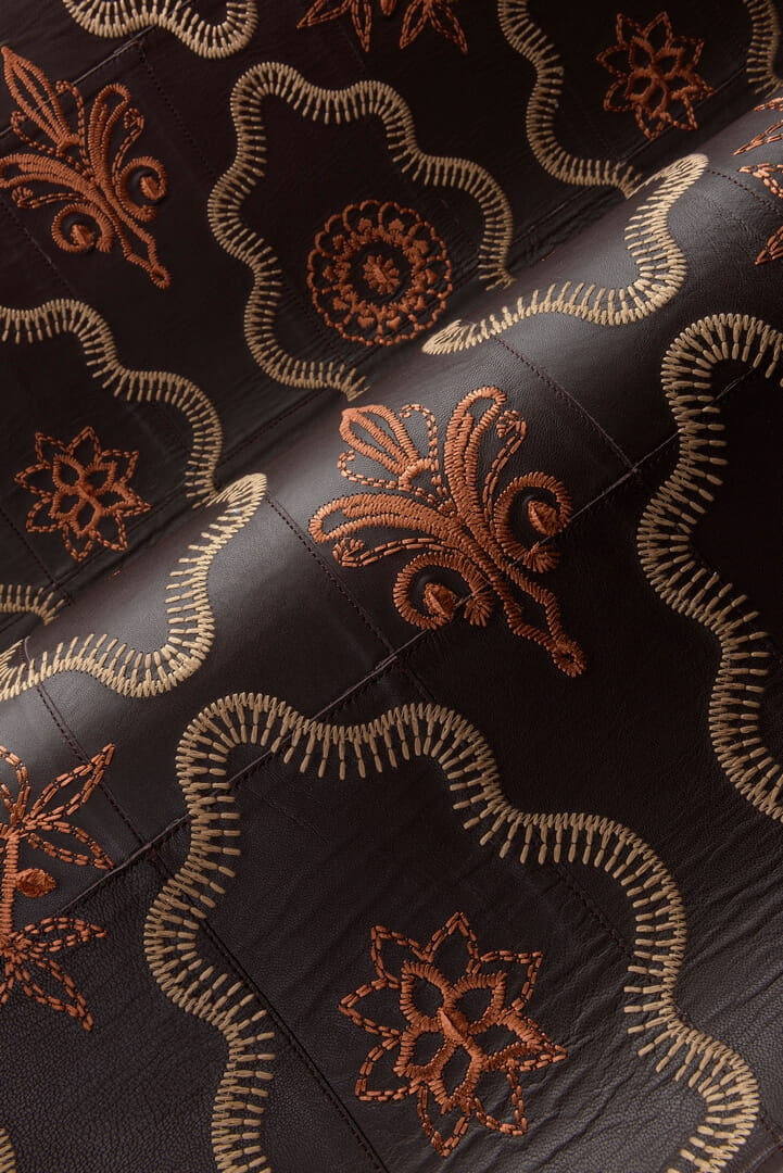 Tapeta naturalna skóra z haftowanym ornamentem Arte Ductia 27401 Corium