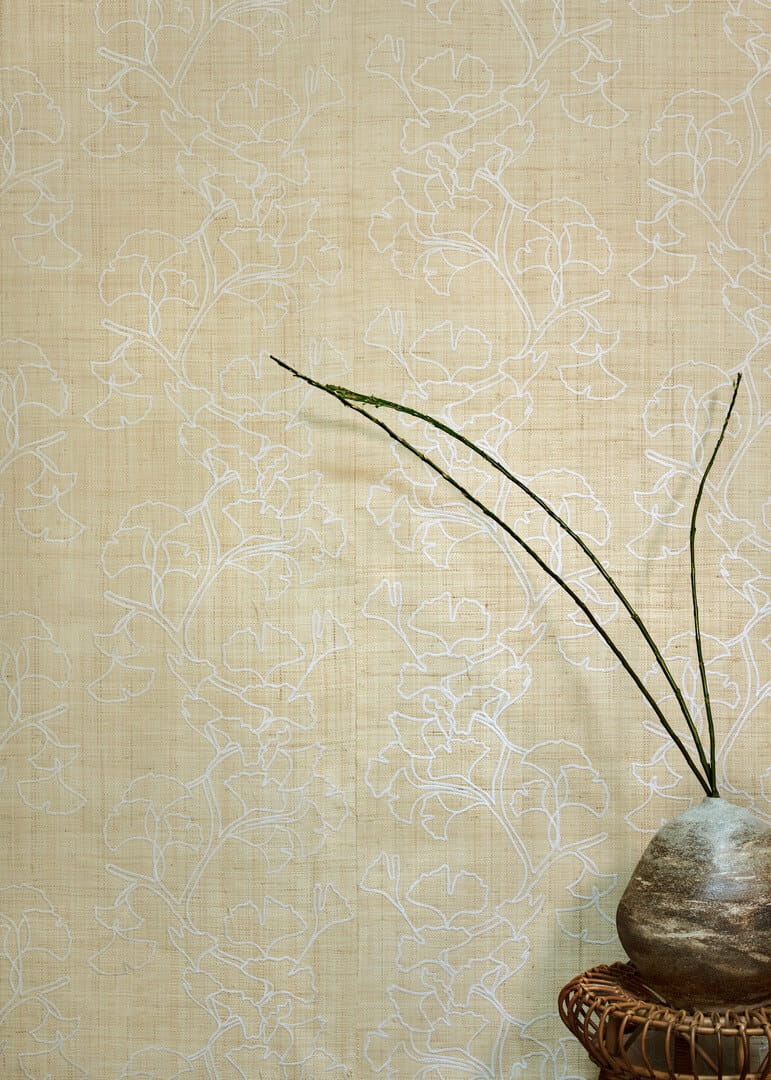 Tapeta  naturalna z włókien rafii – haftowane liście miłorzębu CMO Paris WRA 13 10 Raphia Brodé Raffia Wallcovering 4