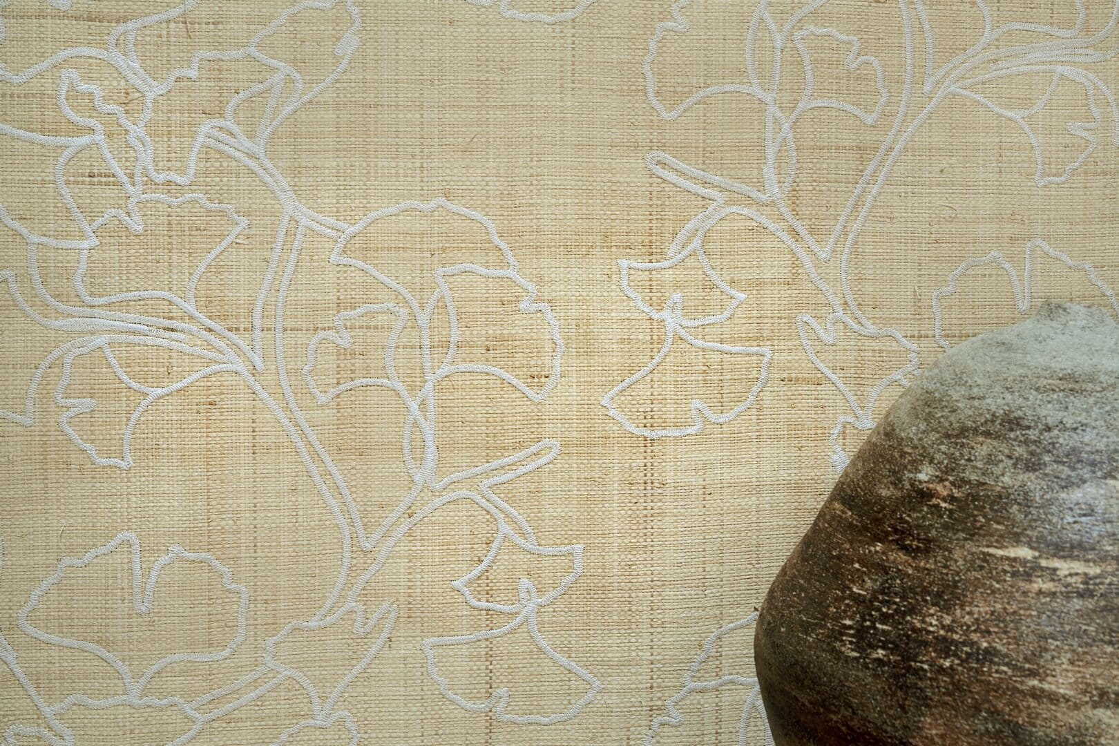Tapeta  naturalna z włókien rafii – haftowane liście miłorzębu CMO Paris WRA 13 10 Raphia Brodé Raffia Wallcovering 4